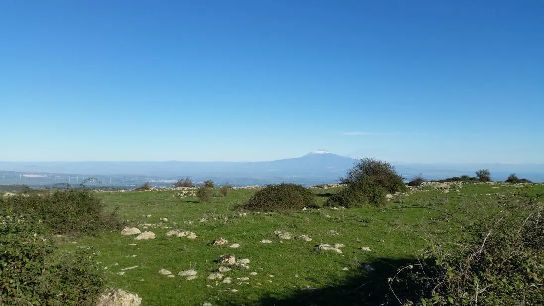 Wanderweg mit Blick über Schluchten im Iblei