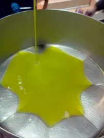 Moderne Mühle bei der schonenden Kaltextraktion