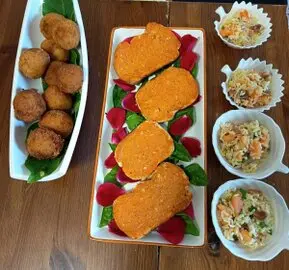 Olivenölverkostung auf der Terrasse mit Blick in die Hügel