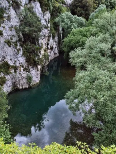 Familie beim leichten Spaziergang mit Blick auf die Hügel der Iblei