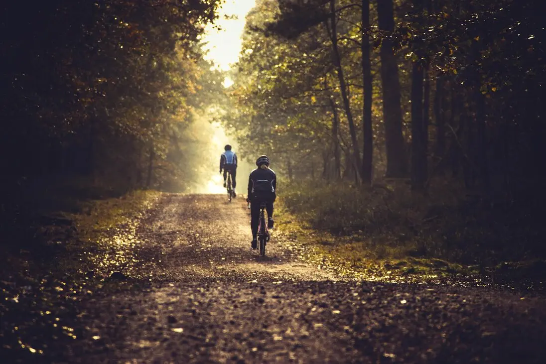 Mountainbiker auf ehemaligem Eisenbahndamm in Sizilien